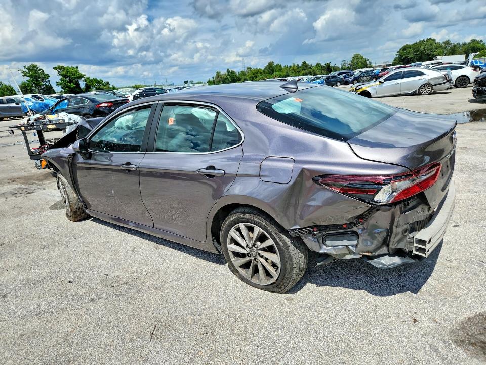 67884726 :رقم المزاد ، 4T1C11AK0NU646652 vin ، 2022 Toyota Camry مزاد بيع