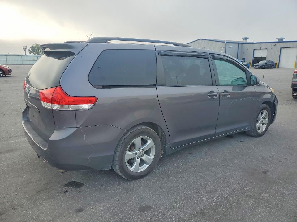 2013 Toyota Sienna მანქანა იყიდება აუქციონზე, vin: 5TDKK3DC6DS360238, აუქციონის ნომერი: 67176806
