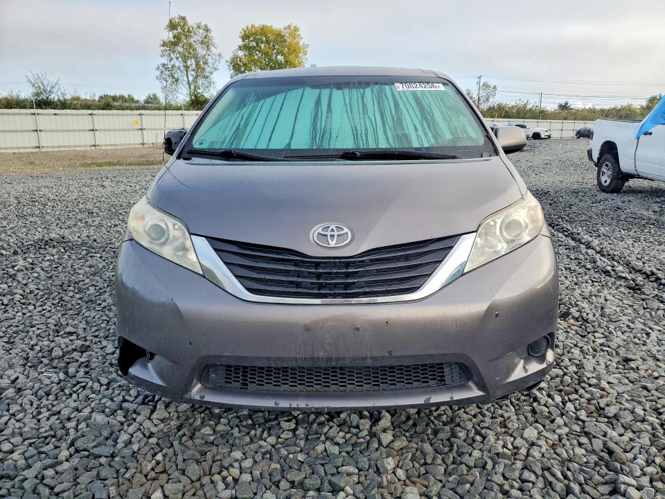 70024256 :رقم المزاد ، 5TDKK3DCXBS098365 vin ، 2011 Toyota Sienna مزاد بيع