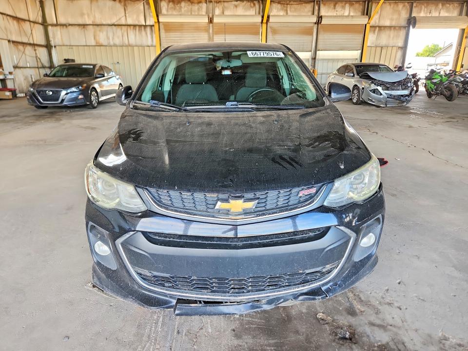 66779576 :رقم المزاد ، 1G1JD5SH0H4158487 vin ، 2017 Chevrolet Sonic مزاد بيع