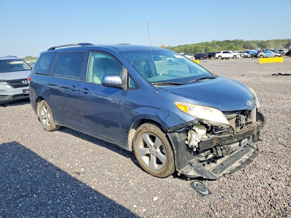 68104276 :رقم المزاد ، 5TDKK3DC1DS331682 vin ، 2013 Toyota Sienna مزاد بيع