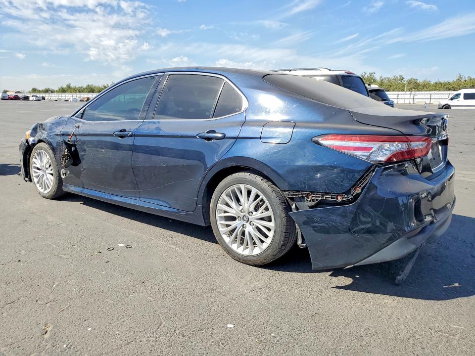 67895486 :رقم المزاد ، 4T1B11HK5JU553606 vin ، 2018 Toyota Camry مزاد بيع