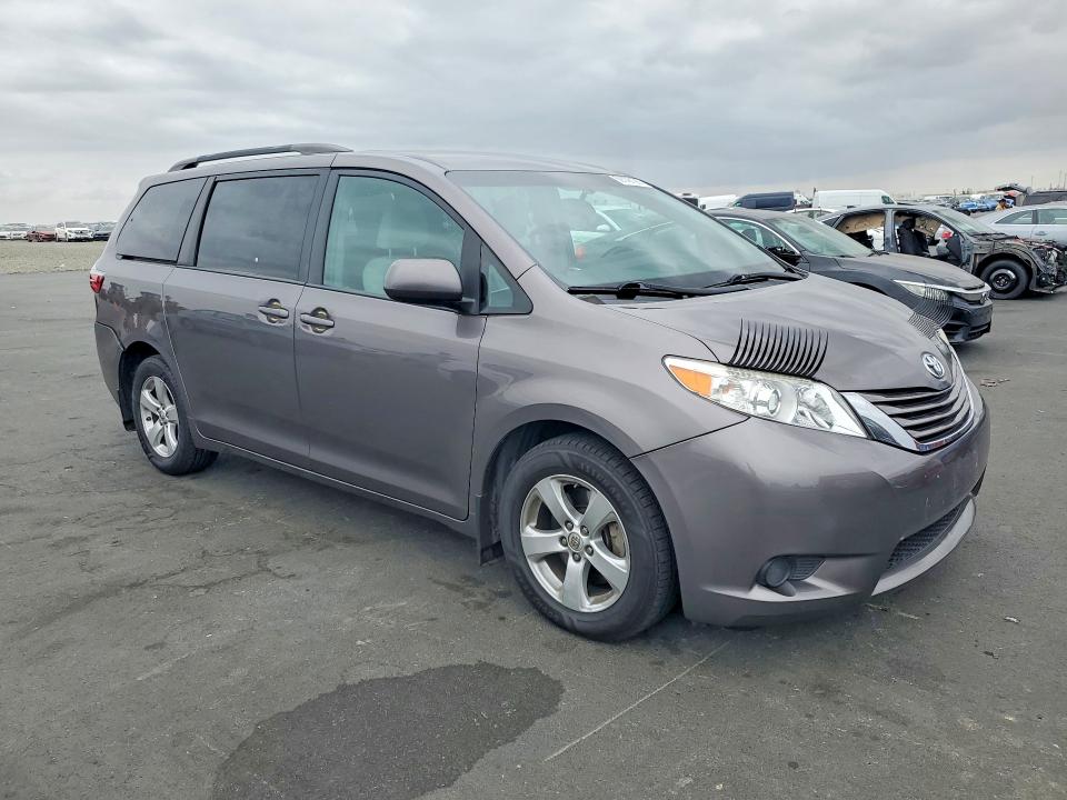 69148126 :رقم المزاد ، 5TDKZ3DC2HS776790 vin ، 2017 Toyota Sienna مزاد بيع