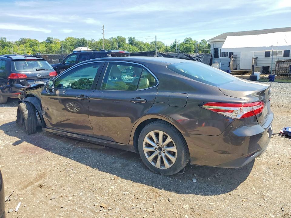 67500326 :رقم المزاد ، 4T1B11HK4JU578075 vin ، 2018 Toyota Camry مزاد بيع