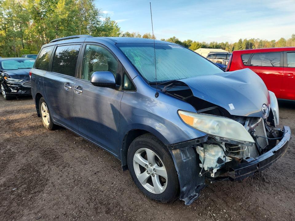 66984056 :رقم المزاد ، 5TDKK3DCXES525452 vin ، 2014 Toyota Sienna مزاد بيع