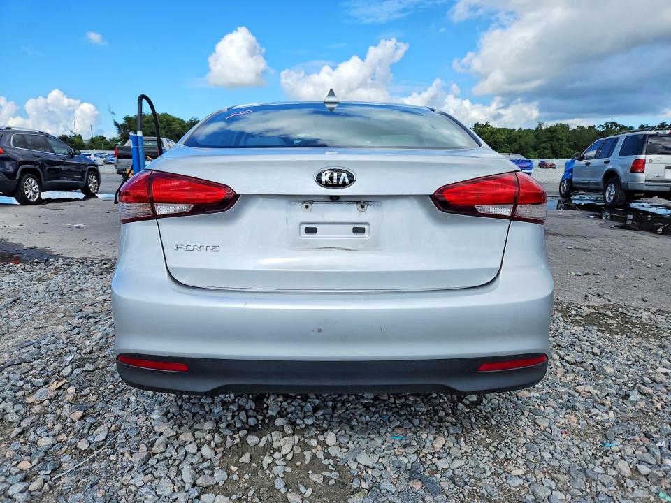 68029196 :رقم المزاد ، 3KPFL4A71JE283778 vin ، 2018 Kia Forte مزاد بيع