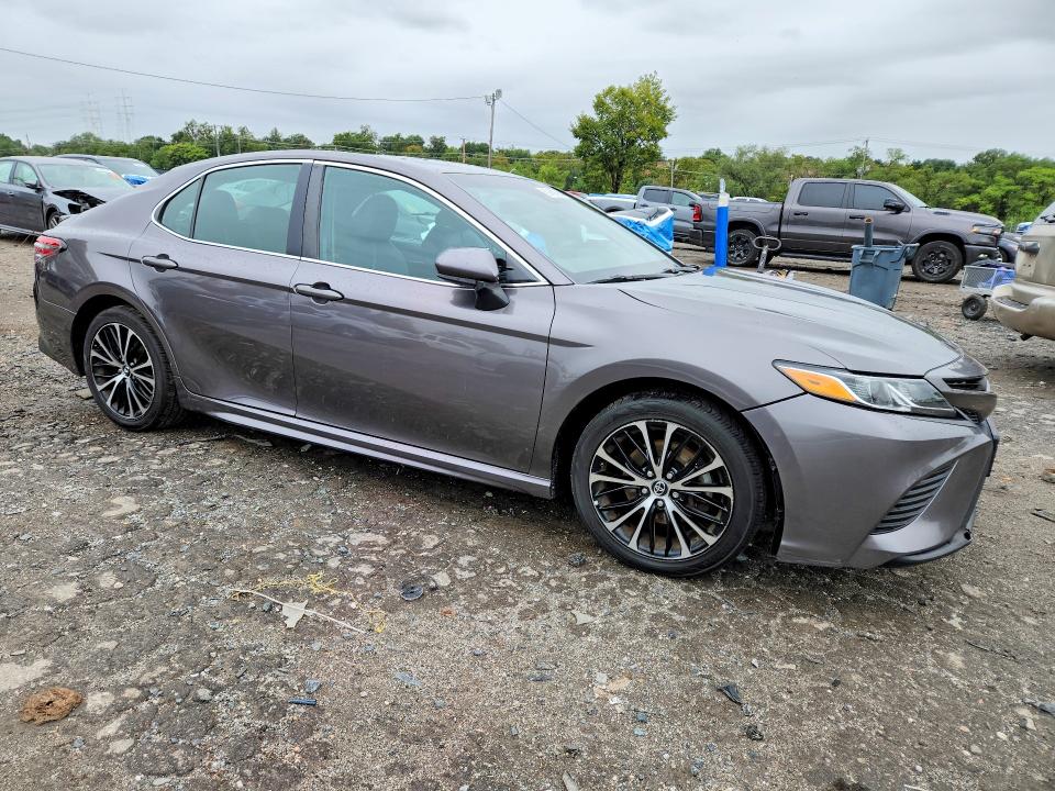 69455696 :رقم المزاد ، 4T1B11HK7JU599776 vin ، 2018 Toyota Camry مزاد بيع