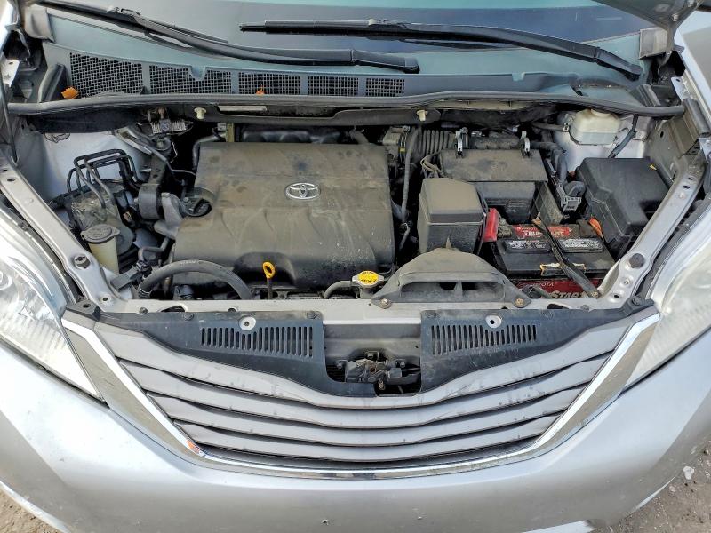 70863106 :رقم المزاد ، 5TDDK3DC3CS039622 vin ، 2012 Toyota Sienna مزاد بيع