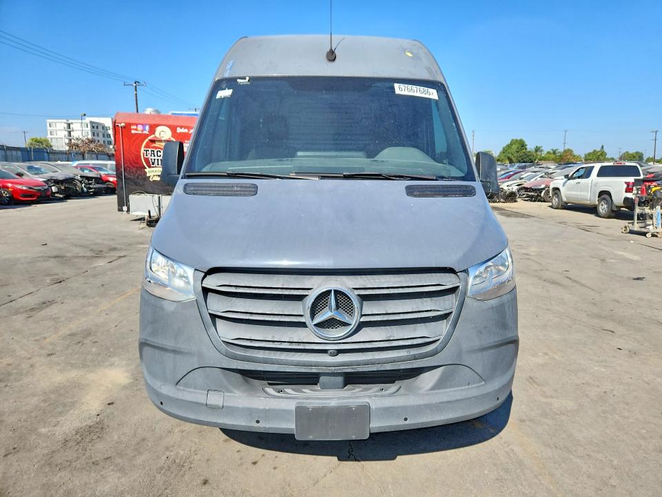 67667686 :رقم المزاد ، W1Y4DBHY5NT103783 vin ، 2022 Mercedes-benz Sprinter مزاد بيع