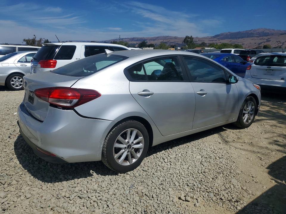 66279596 :رقم المزاد ، 3KPFL4A76HE021815 vin ، 2017 Kia Forte مزاد بيع