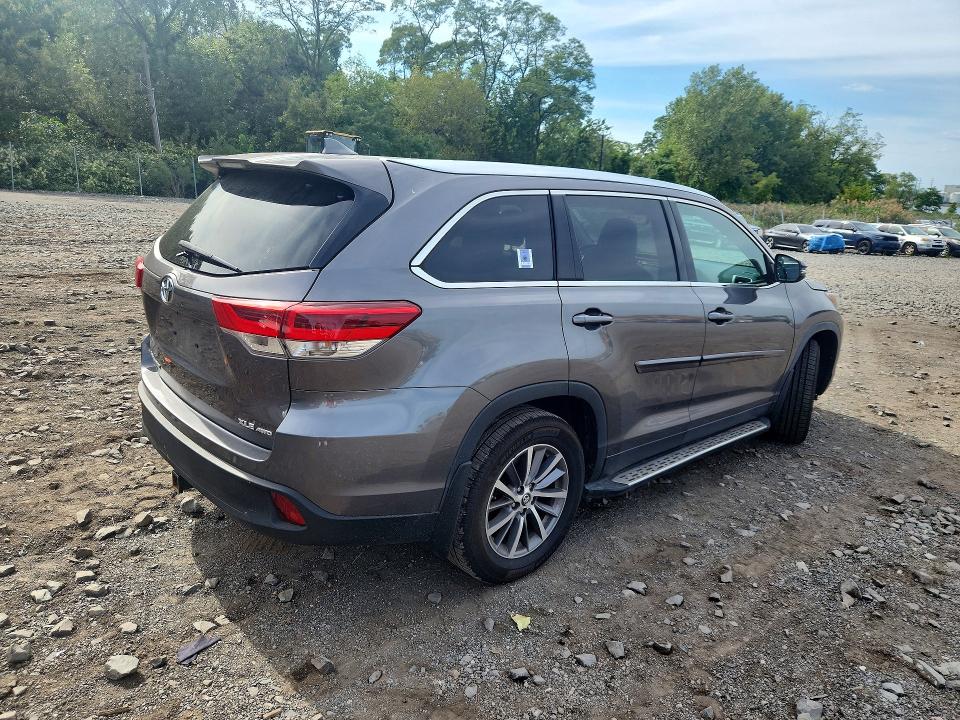 68051706 :رقم المزاد ، 5TDJZRFH4KS613380 vin ، 2019 Toyota Highlander مزاد بيع