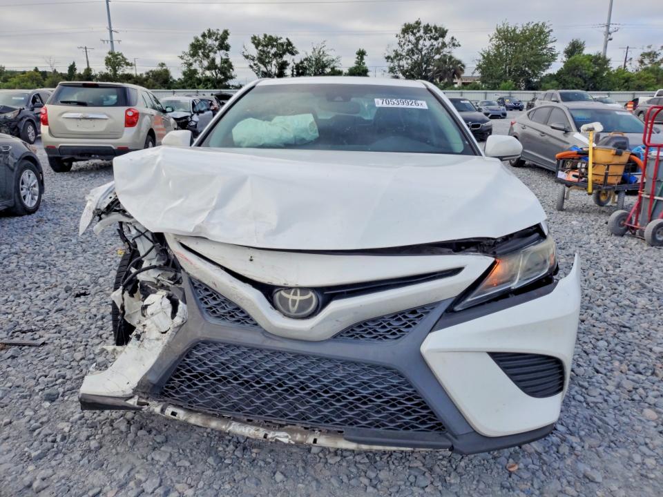 70539926 :رقم المزاد ، 4T1B11HK9JU612303 vin ، 2018 Toyota Camry مزاد بيع