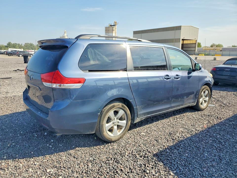 68104276 :رقم المزاد ، 5TDKK3DC1DS331682 vin ، 2013 Toyota Sienna مزاد بيع