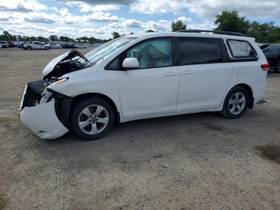 68337996 :رقم المزاد ، 5TDKK3DC0CS226484 vin ، 2012 Toyota Sienna مزاد بيع