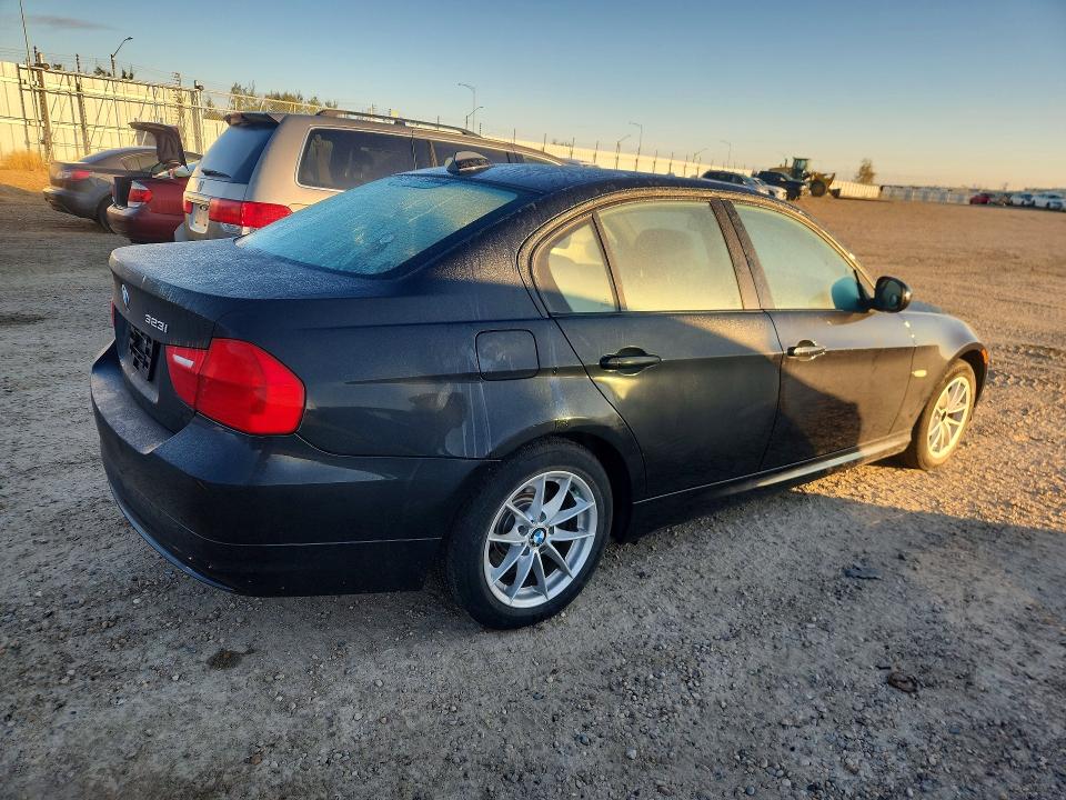 69032296 :رقم المزاد ، WBAPG7C5XBA795420 vin ، 2011 Bmw 323 مزاد بيع