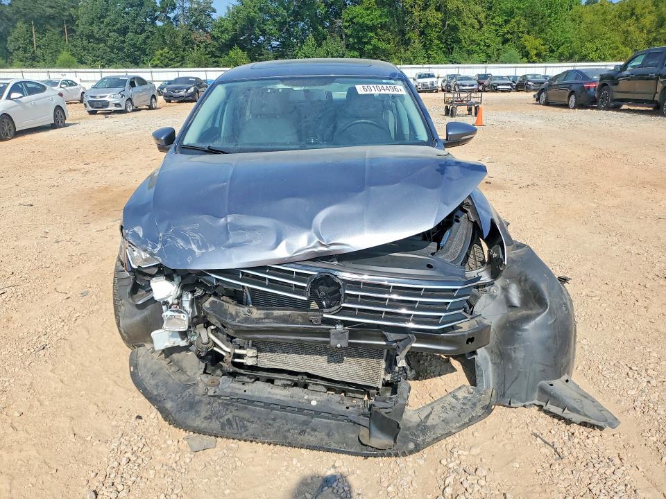 69104496 :رقم المزاد ، 1VWBA7A35JC032981 vin ، 2018 Volkswagen Passat مزاد بيع