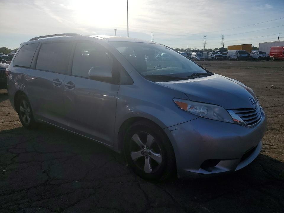 67699156 :رقم المزاد ، 5TDKK3DC8FS565997 vin ، 2015 Toyota Sienna مزاد بيع
