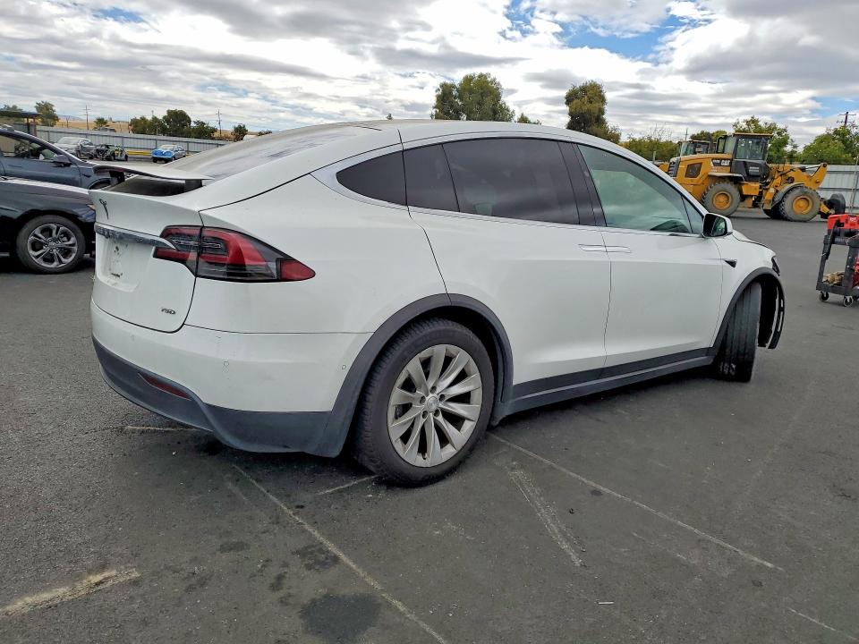 Продажа на аукционе авто 2018 Tesla Model X, vin: 5YJXCAE20JF104660, номер лота: 67744316