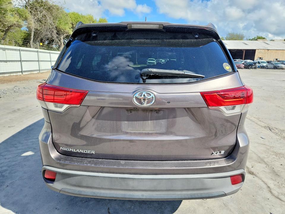 69635796 :رقم المزاد ، 5TDKZRFH2HS518801 vin ، 2017 Toyota Highlander مزاد بيع