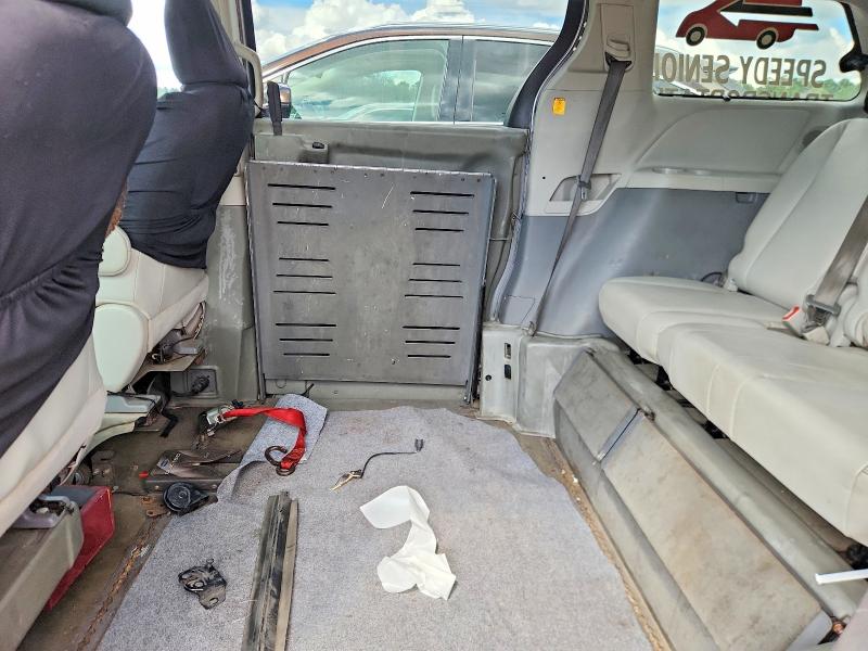 68234126 :رقم المزاد ، 5TDYK3DC0BS111053 vin ، 2011 Toyota Sienna مزاد بيع