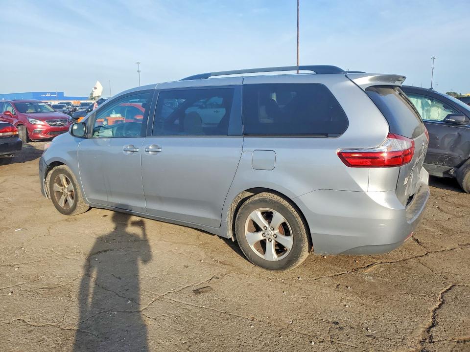 67699156 :رقم المزاد ، 5TDKK3DC8FS565997 vin ، 2015 Toyota Sienna مزاد بيع