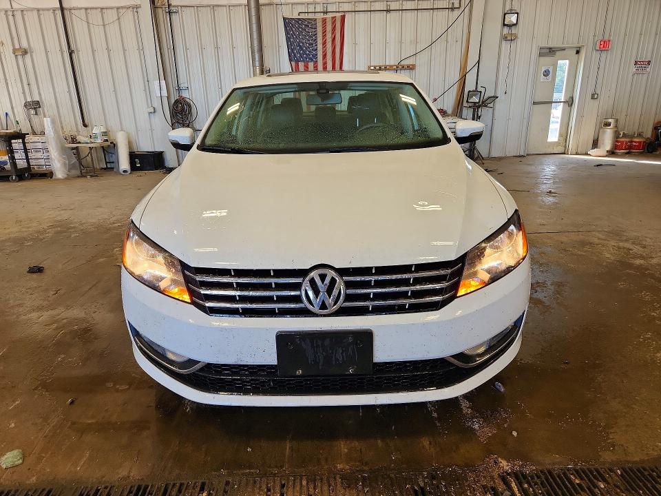 68349156 :رقم المزاد ، 1VWBV7A30FC042877 vin ، 2015 Volkswagen Passat مزاد بيع