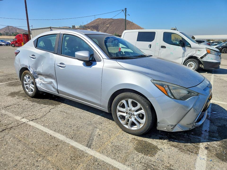 70353856 :رقم المزاد ، 3MYDLBYV4JY302713 vin ، 2018 Toyota Yaris Ia مزاد بيع
