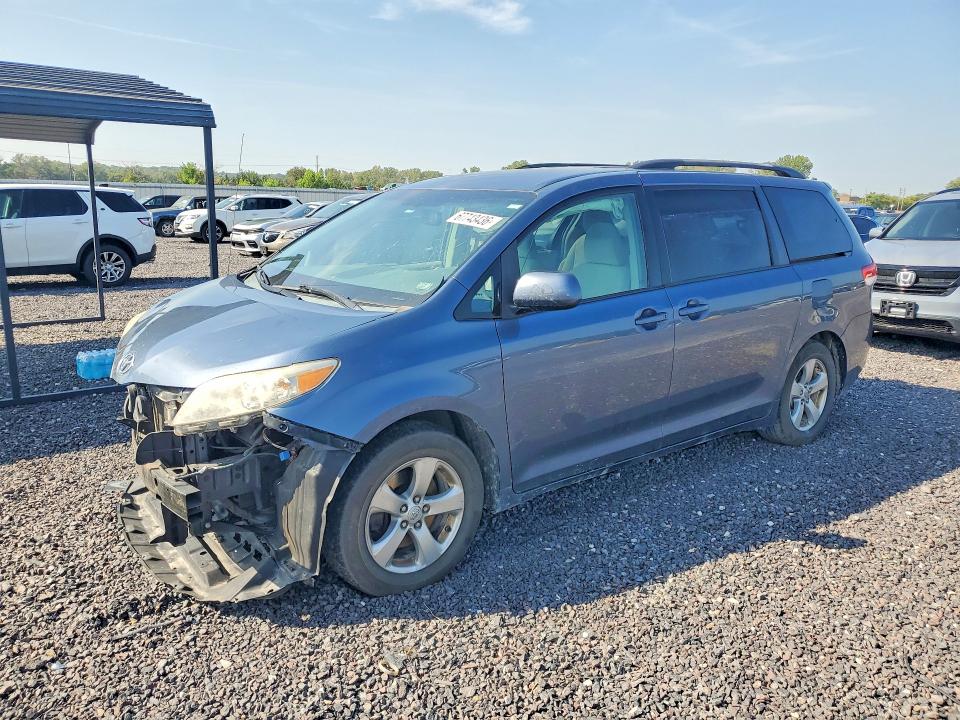 68104276 :رقم المزاد ، 5TDKK3DC1DS331682 vin ، 2013 Toyota Sienna مزاد بيع