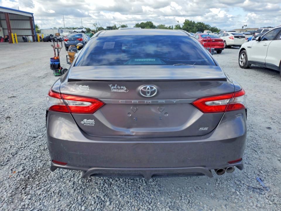 70222276 :رقم المزاد ، 4T1B11HK1JU545518 vin ، 2018 Toyota Camry مزاد بيع