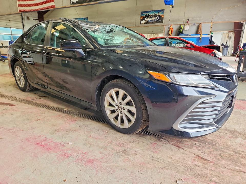 68418246 :رقم المزاد ، 4T1C11AK0MU448636 vin ، 2021 Toyota Camry مزاد بيع