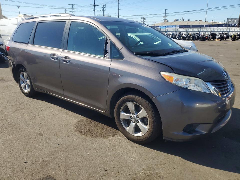 68805616 :رقم المزاد ، 5TDKK3DC2FS592824 vin ، 2015 Toyota Sienna مزاد بيع