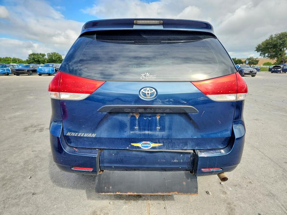 2011 Toyota Sienna მანქანა იყიდება აუქციონზე, vin: 5TDZK3DC4BS025040, აუქციონის ნომერი: 70353156