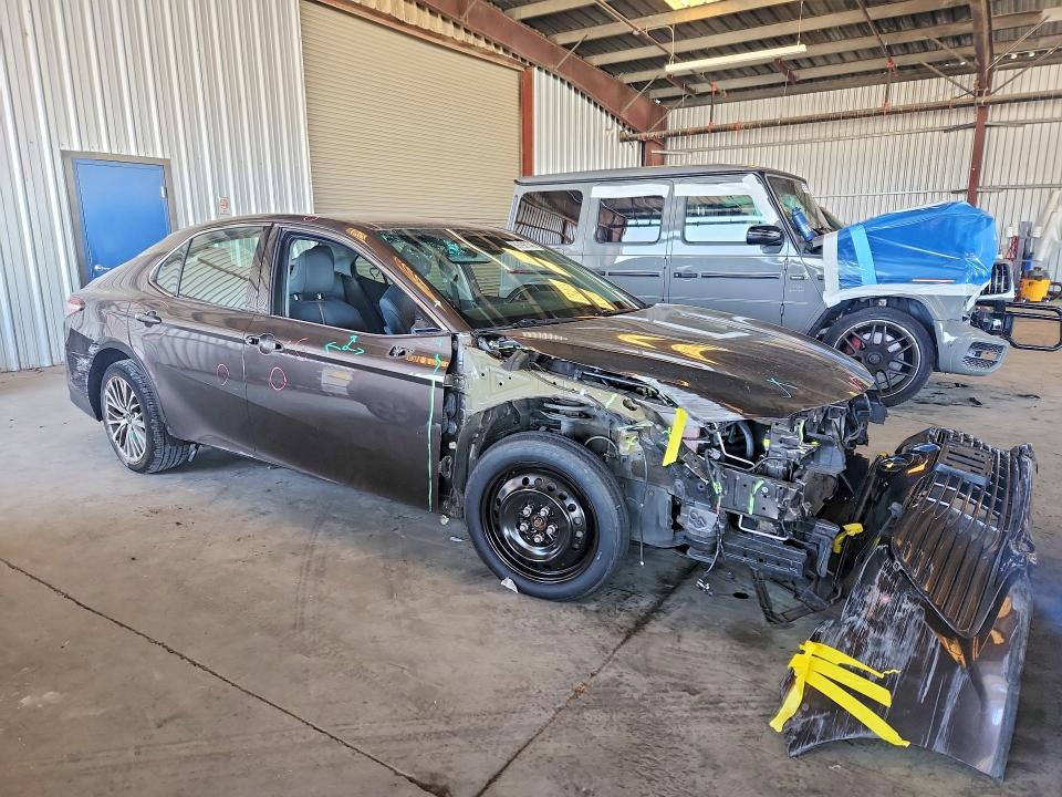 69190146 :رقم المزاد ، 4T1B11HK9JU037006 vin ، 2018 Toyota Camry مزاد بيع