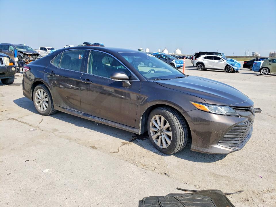 69755806 :رقم المزاد ، 4T1B11HK8JU550456 vin ، 2018 Toyota Camry مزاد بيع