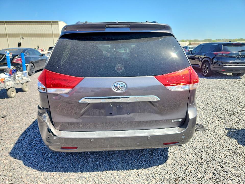 67214576 :رقم المزاد ، 5TDYK3DCXBS024163 vin ، 2011 Toyota Sienna مزاد بيع