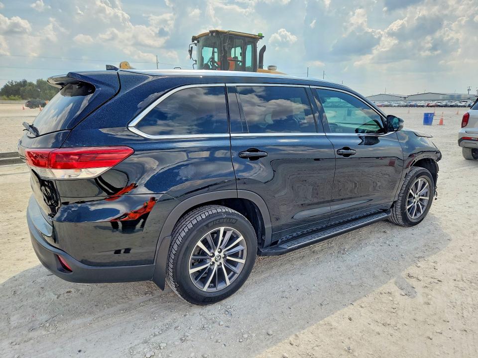 Продажа на аукционе авто 2018 Toyota Highlander, vin: 5TDKZRFH5JS546811, номер лота: 70347216