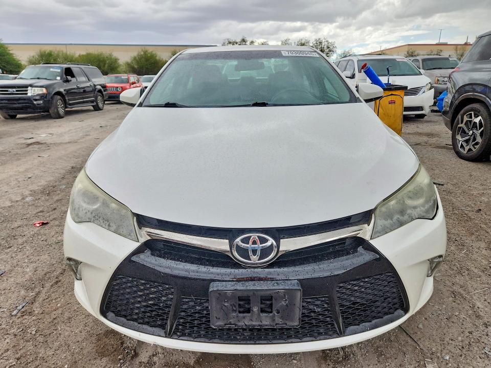 70300946 :رقم المزاد ، 4T1BF1FK4FU041685 vin ، 2015 Toyota Camry مزاد بيع