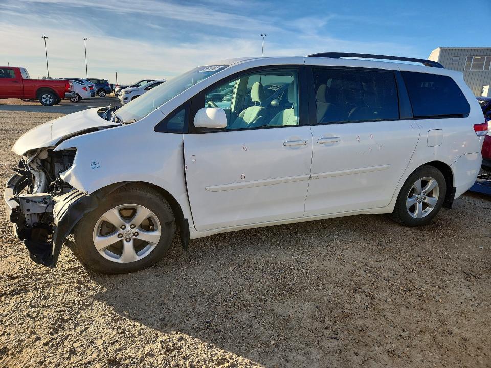Продажа на аукционе авто 2013 Toyota Sienna, vin: 5TDKK3DC7DS317673, номер лота: 66832666