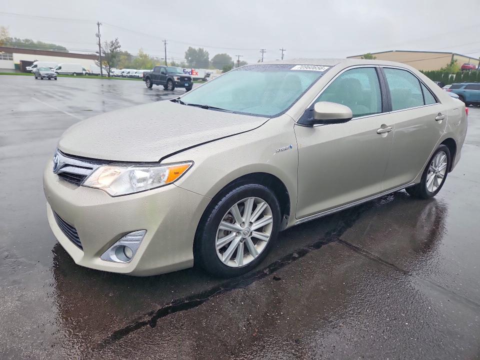 2014 Toyota Camry Hybrid მანქანა იყიდება აუქციონზე, vin: 4T1BD1FK3EU098853, აუქციონის ნომერი: 70960656