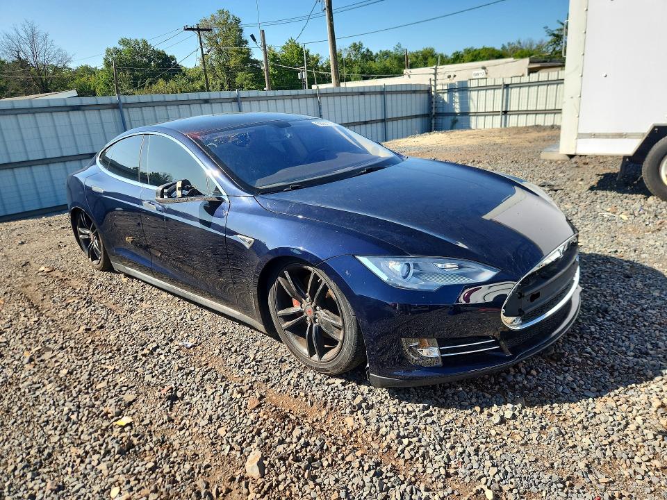 68937146 :رقم المزاد ، 5YJSA1H13EFP42409 vin ، 2014 Tesla Model S مزاد بيع