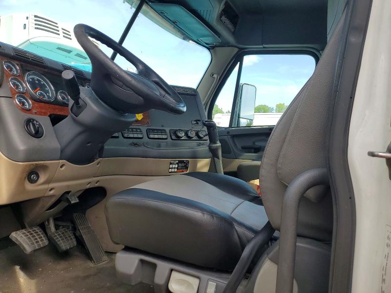 2017 Freightliner Cascadia 125 მანქანა იყიდება აუქციონზე, vin: 1FUBGEDV2HLJH1564, აუქციონის ნომერი: 67601856