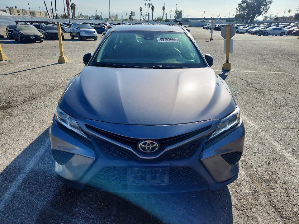 69793656 :رقم المزاد ، 4T1M11AK5LU924415 vin ، 2020 Toyota Camry مزاد بيع