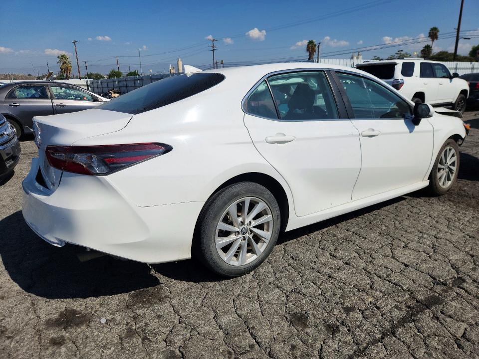 70528896 :رقم المزاد ، 4T1R11AK7MU435781 vin ، 2021 Toyota Camry مزاد بيع