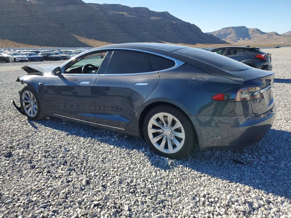 68801036 :رقم المزاد ، 5YJSA1E23JF276116 vin ، 2018 Tesla Model S مزاد بيع