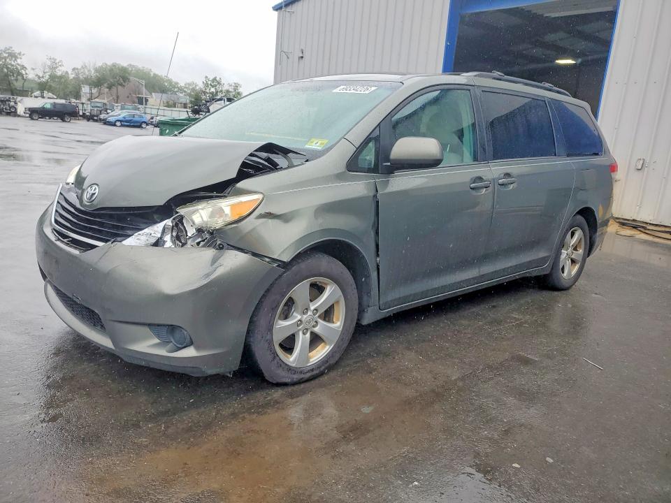 69334226 :رقم المزاد ، 5TDKK3DC2BS086002 vin ، 2011 Toyota Sienna مزاد بيع