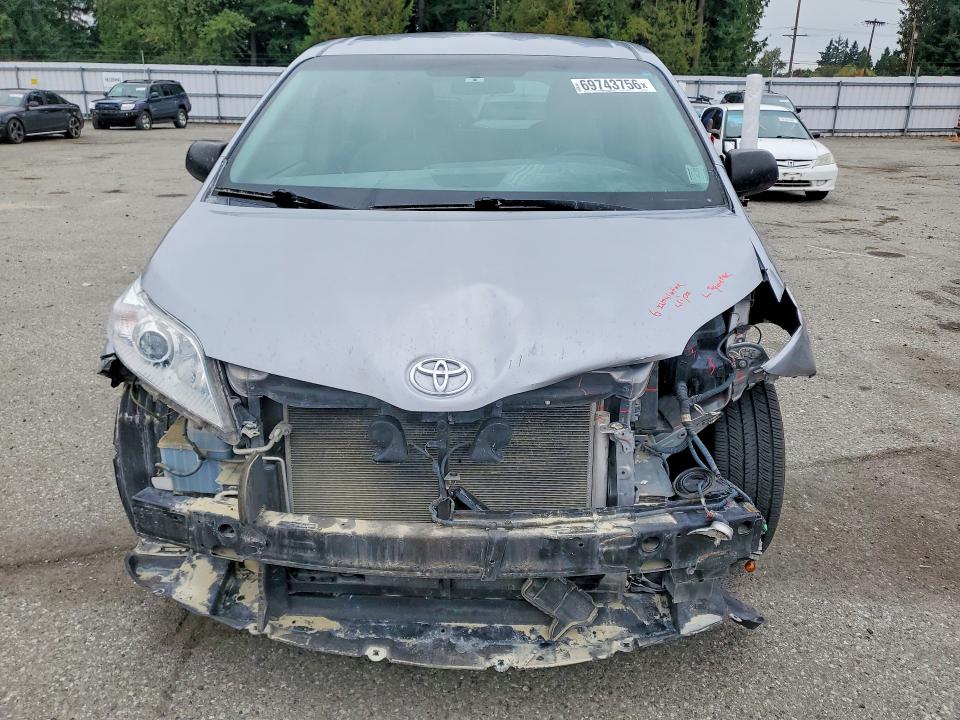 69743756 :رقم المزاد ، 5TDZZ3DC6HS884781 vin ، 2017 Toyota Sienna مزاد بيع
