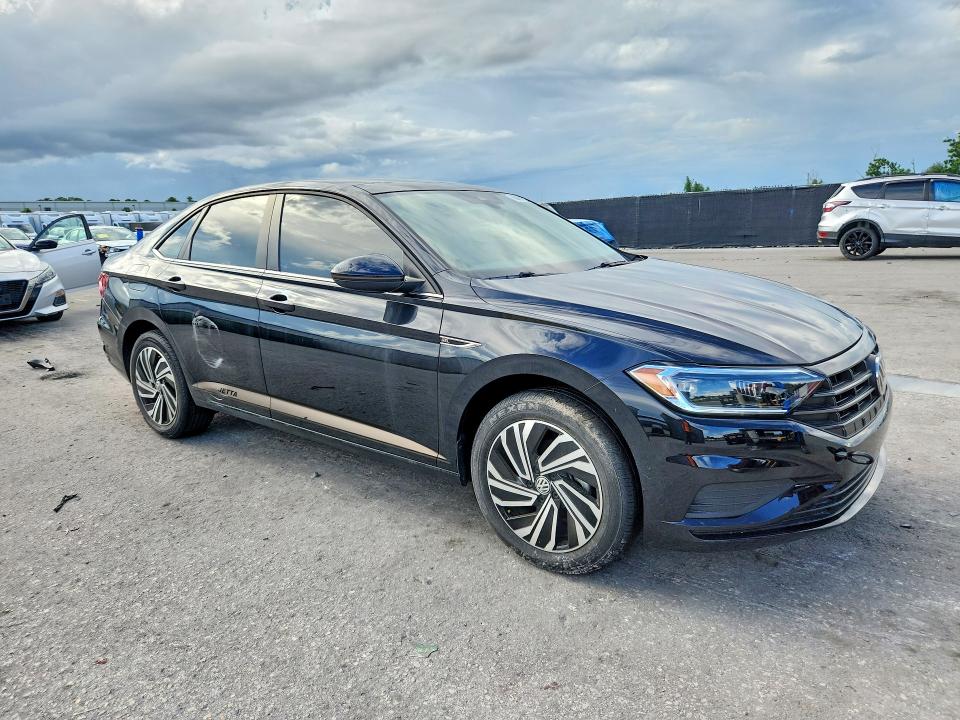 66981576 :رقم المزاد ، 3VWE57BU1MM070266 vin ، 2021 Volkswagen Jetta مزاد بيع