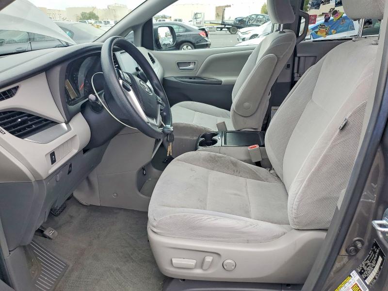 69148126 :رقم المزاد ، 5TDKZ3DC2HS776790 vin ، 2017 Toyota Sienna مزاد بيع
