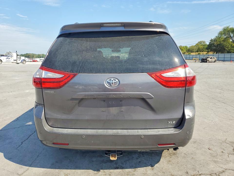 68272896 :رقم المزاد ، 5TDYK3DCXFS572315 vin ، 2015 Toyota Sienna مزاد بيع