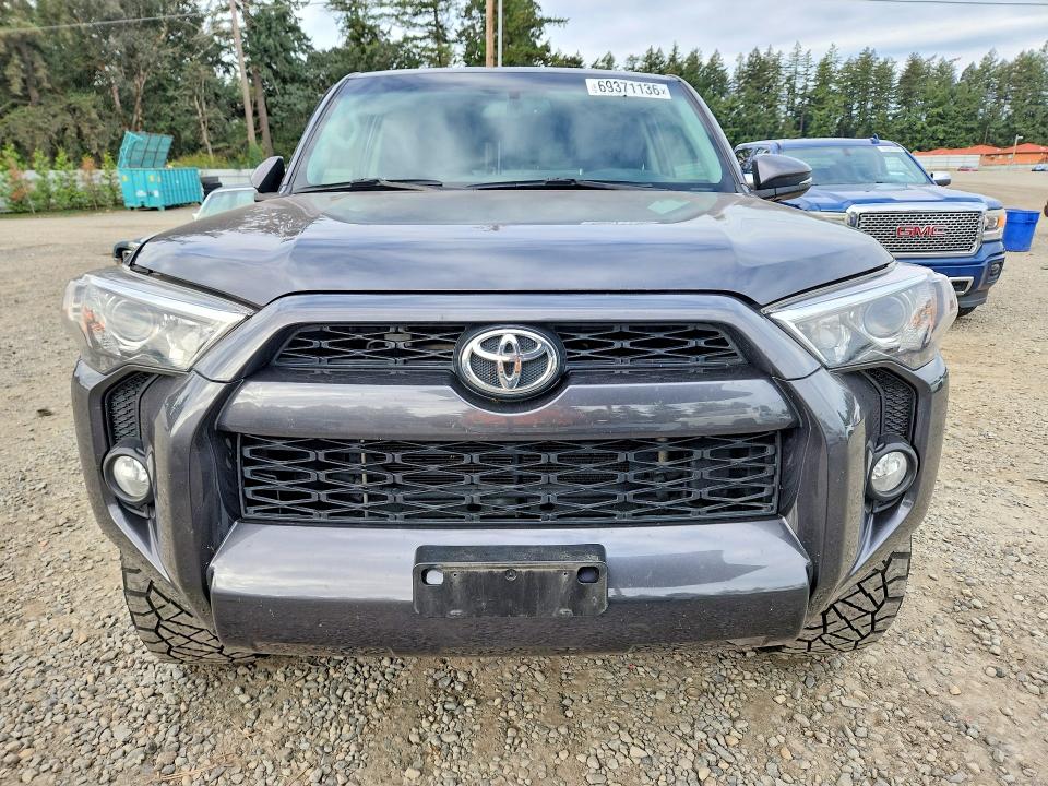 69371136 :رقم المزاد ، JTEBU5JR6J5552500 vin ، 2018 Toyota 4runner مزاد بيع